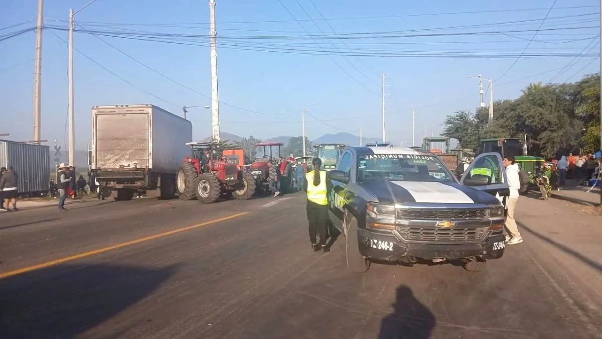 Siguen carreteras bloqueadas en Jalisco por los productores. Foto: Cortesía