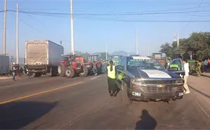Carreteras y autopistas bloqueadas por agricultores en Jalisco, este 28 de octubre