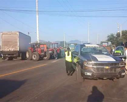 Carreteras y autopistas bloqueadas por agricultores en Jalisco, este 28 de octubre