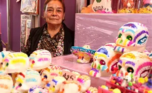 Doña Trini es parte de la cuarta generación familiar, haciendo calaveritas de dulce en Edomex