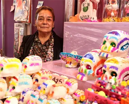 Doña Trini es parte de la cuarta generación familiar, haciendo calaveritas de dulce en Edomex