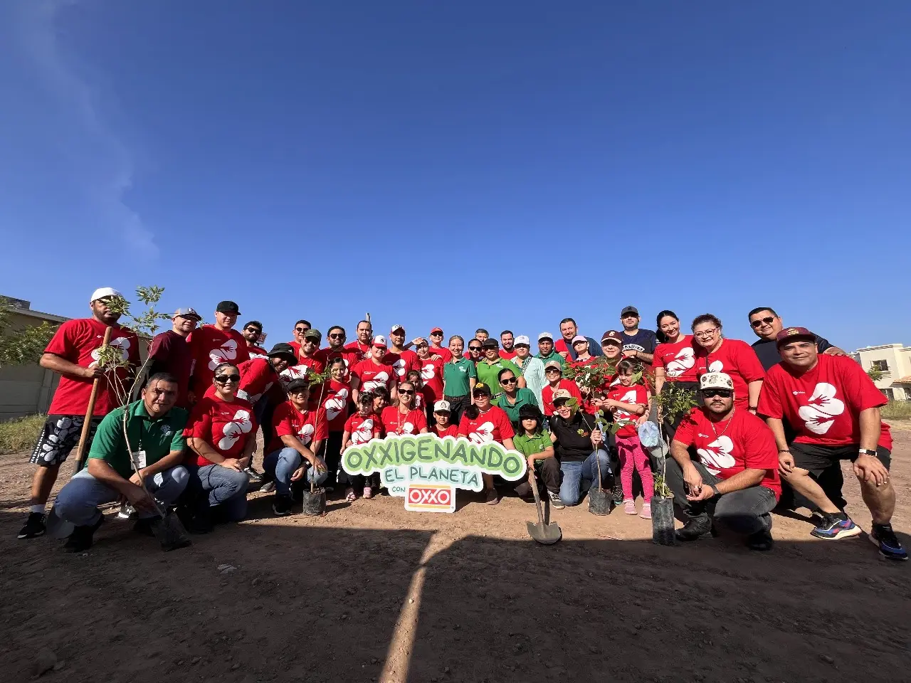 En equipo trabajaron Parques Alegres, Oxxo y vecinos de Stanza Castilla para lograr mantener un parque en mejores condiciones.