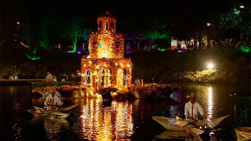 Lago de Janitzio iluminado por las velas que no pueden faltar para guiar a los que ya no están. Foto: Cortesía.