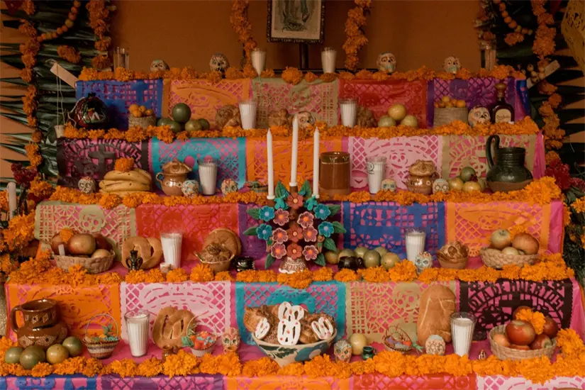 Conoce para quienes son las ofrendas del altar de muertos para el 29 de octubre. Foto: Unsplash. 