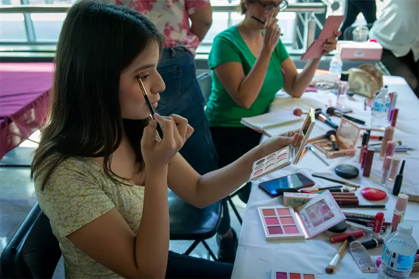 Clase de automaquillaje que promueve la lucha contra el cáncer de mama. Foto: Cortesía