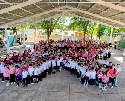 La primaria Niños Héroes en Culiacán une corazones y manos contra el cáncer de mama