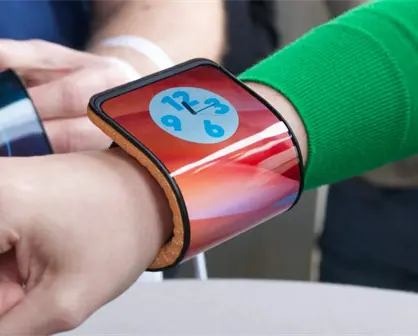 Motorola rompe esquemas: presenta teléfono que se dobla y se convierte en reloj inteligente