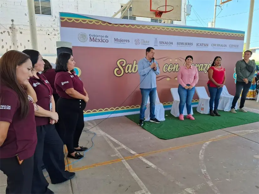 Autoridades municipales de Navolato reconocieron el esfuerzo de las mujeres emprendedoras y el trabajo del Centro Libre para Mujeres.