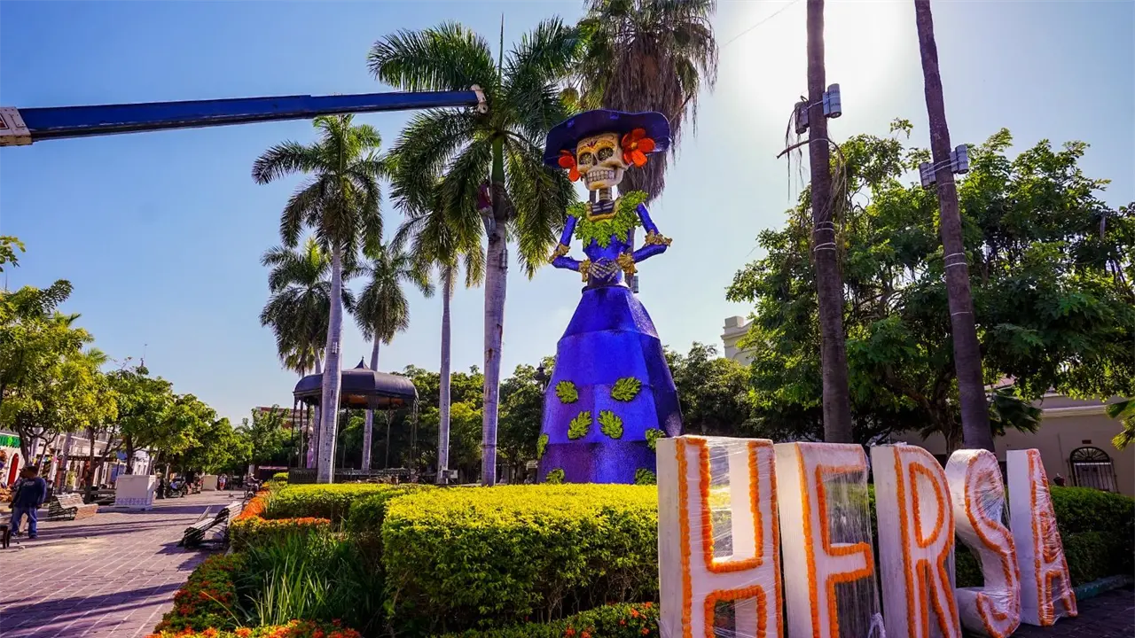 La imponente Catrina creada por Luis Antonio Ríos Momo es un atractivo para locales y turistas en la Plazuela Machado