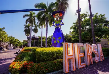 La Catrina de Momo llega a la Machado para celebrar el Día de Muertos en Mazatlán