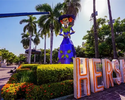 La Catrina de Momo llega a la Machado para celebrar el Día de Muertos en Mazatlán