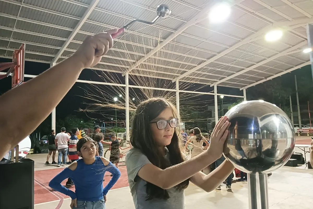 La fuerza de la energía magnética en todo su esplendor en esta imagen que muestra el cabello erizado de esta niña. El Centro de Ciencias de Sinaloa invita a que los visiten en sus instalaciones ubicadas por Calzada de las Américas y Bulevar Universitarios, junto al Jardín Botánico. | Imágenes de Francisco Castro