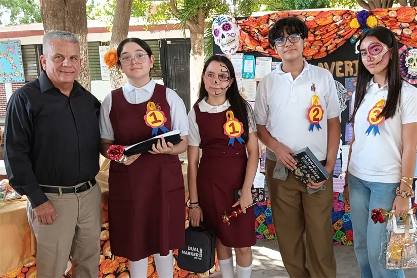 Los autores de las mejores calaveritas literarias: Ana Vasti Ceyca Jáuregui, de 3° C, y América Valentina Coronel Vega, de 3° A, empatadas en primer lugar; Santiago Elías Arce Serrano, de 1° C, con el segundo lugar, y el tercero para Ivanna Michell Cervantes Medina, de 2° A. Posan junto al director José Mario Miranda.