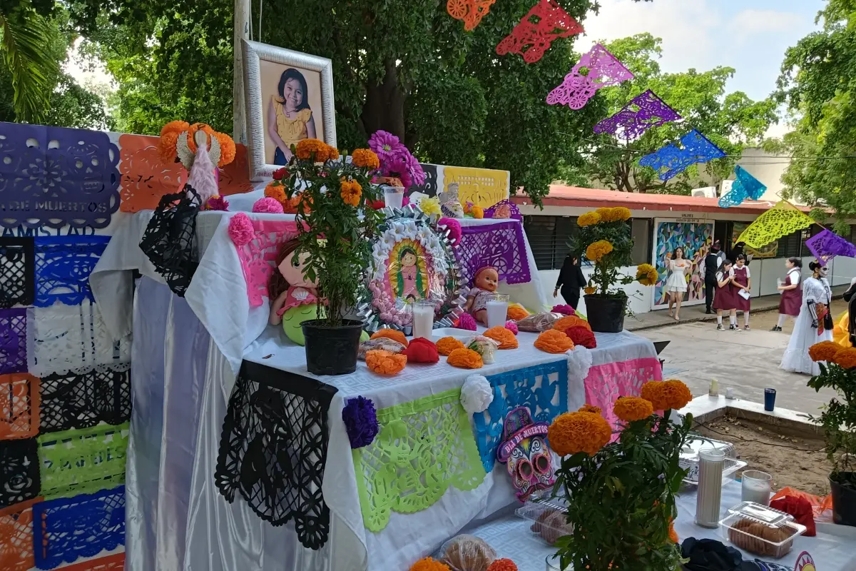 El altar del festival fue dedicado a la alumna Beatriz (Bety) Terán Aguilar, quien falleció tras una lucha contra el cáncer, recordándola con respeto y cariño por parte de toda la comunidad escolar de la Secundaria General No.5 de El Palmito. | Imágenes de Francisco Castro