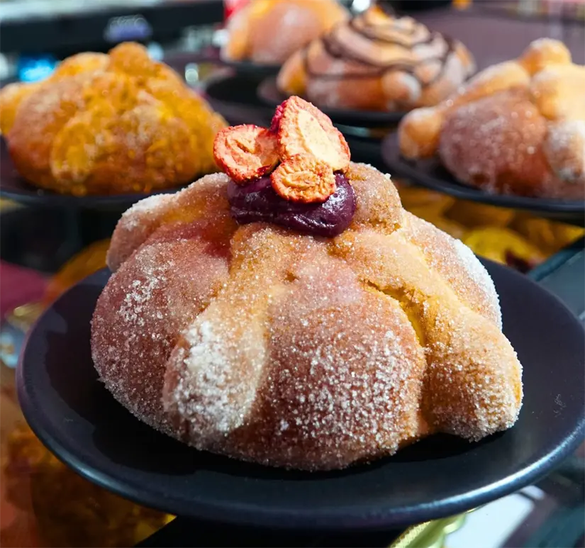 El pan de muerto es uno de los mejores postres durante esta temporada. Foto: Cortesía.