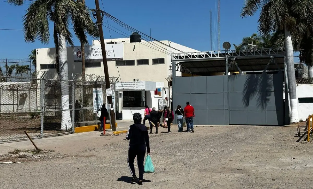 El Centro penitenciario de Aguaruto, en Culiacán, el inicio de un duelo para familiares de internos.