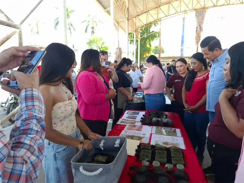 Emprendedoras locales ofrecieron desde jabones artesanales hasta tejidos tradicionales y comida regional, promoviendo el talento y la economía comunitaria.