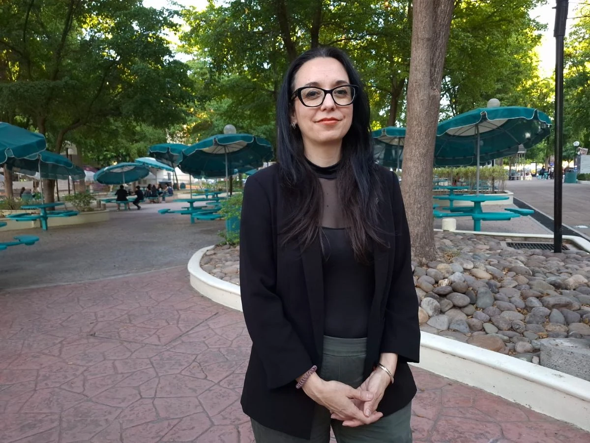 La Mtra. Karla López Martínez, decana regional de la Escuela de Humanidades y Educación, explica los alcances del relanzamiento académico del Tec de Monterrey en Culiacán.