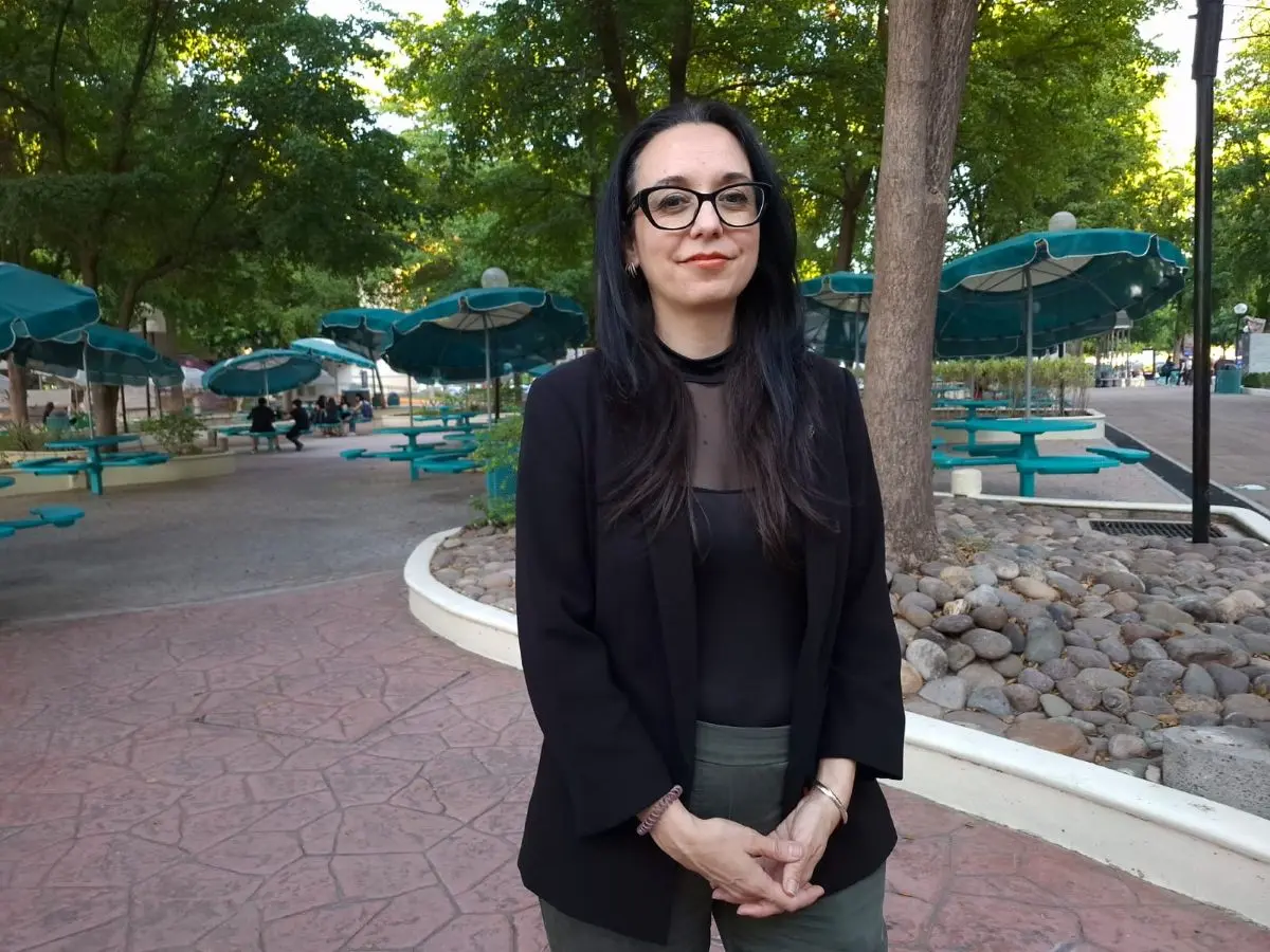 La Mtra. Karla López Martínez, decana regional de la Escuela de Humanidades y Educación, explica los alcances del relanzamiento académico del Tec de Monterrey en Culiacán.