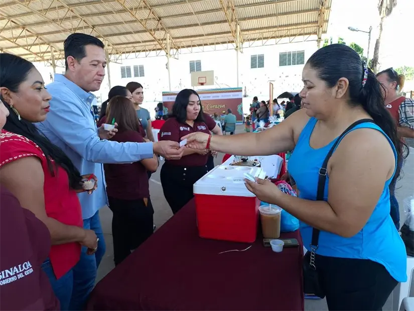Los asistentes participaron en degustaciones y compraron productos locales, apoyando directamente a los pequeños emprendimientos de la sindicatura.
