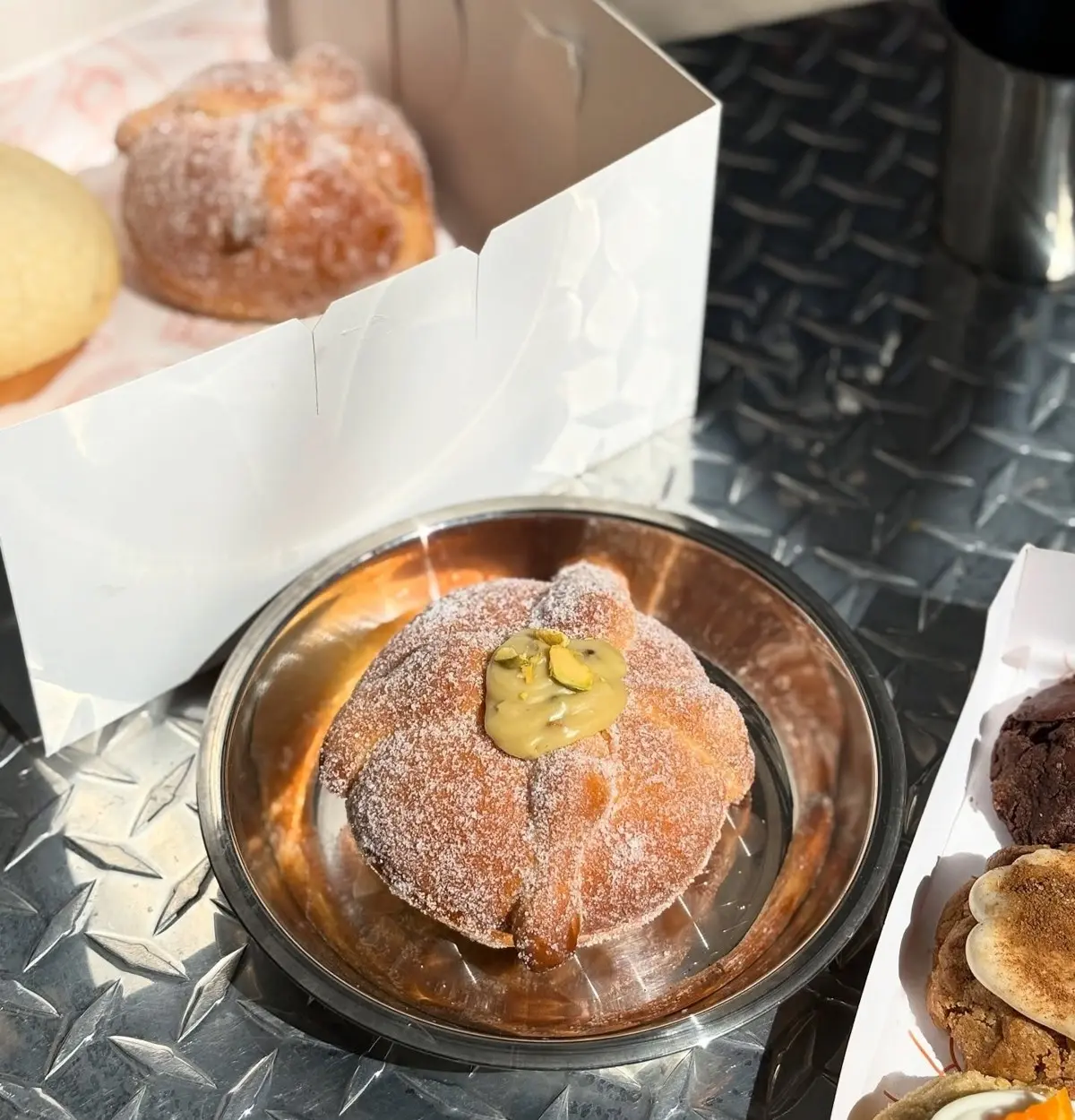 Atrévete a probar el mejor pan de muerto en Madde. Foto: Cortesía.