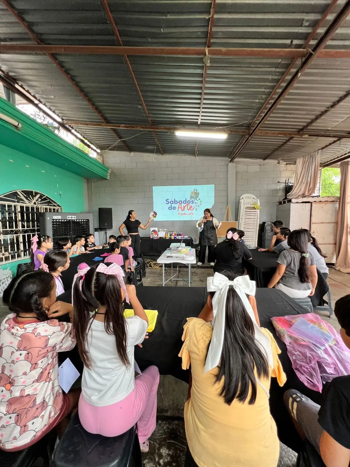 Niñas y niños de Villa Juárez experimentan con mezclas de color y técnicas nuevas.
