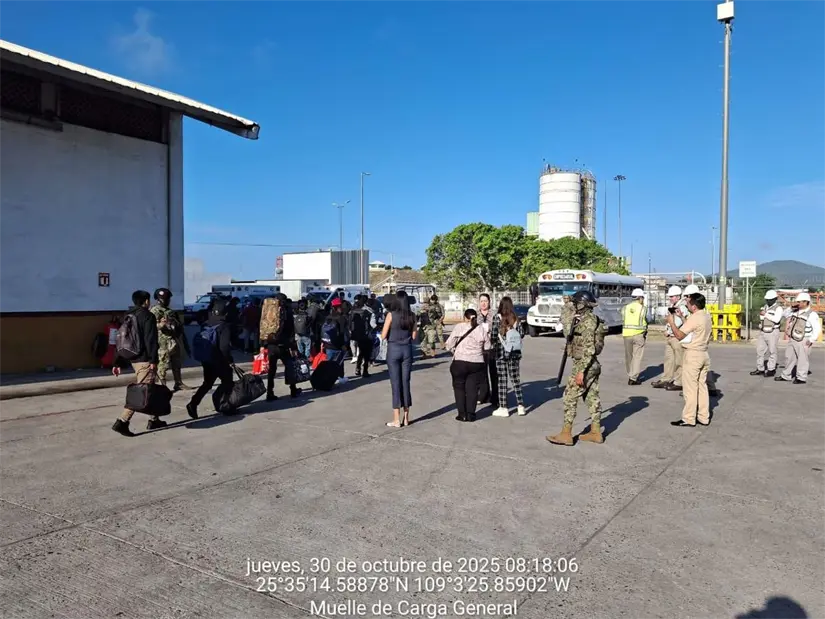 Rescatan a 28 jóvenes en altamar frente a Ahome, Sinaloa; 27 son menores de edad