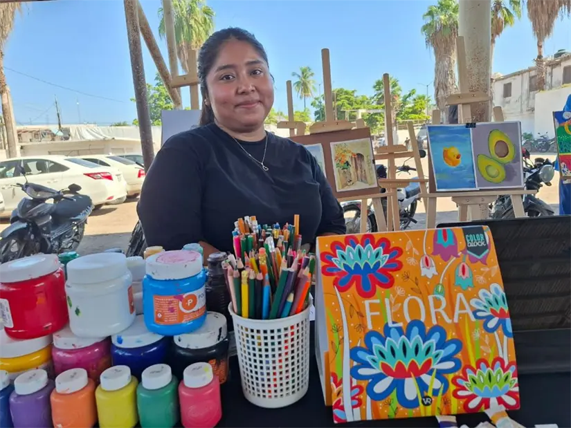 Yajaira Santiago orienta a los pequeños artistas durante una sesión de pintura