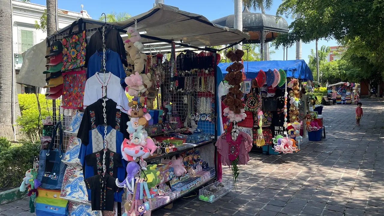 Listos para ofrecer sus artesanías a los turistas de crucero los comerciantes mazatlecos esperan una buena temporada