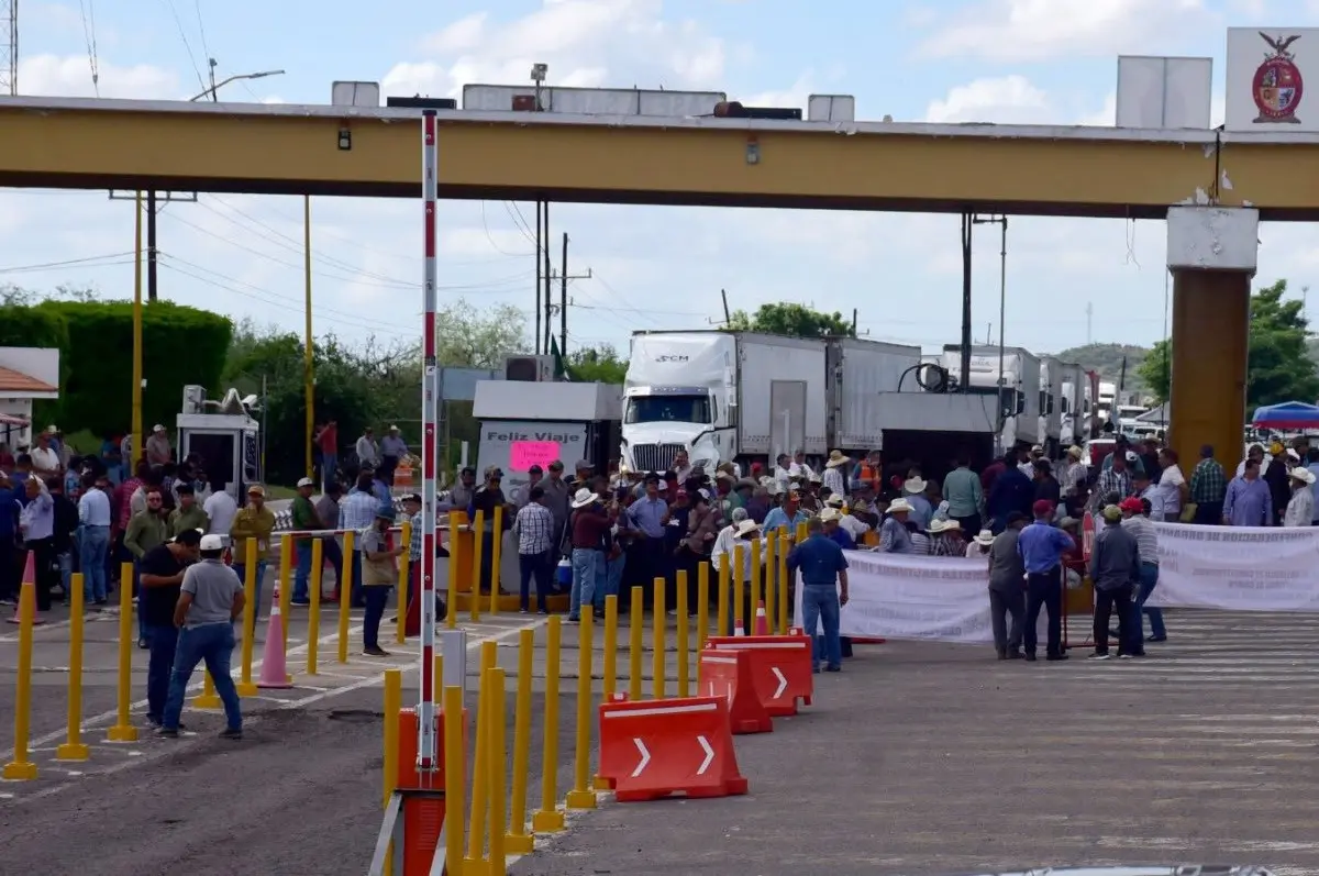 La SICT informa sobre bloqueos activos en carreteras y casetas del país.