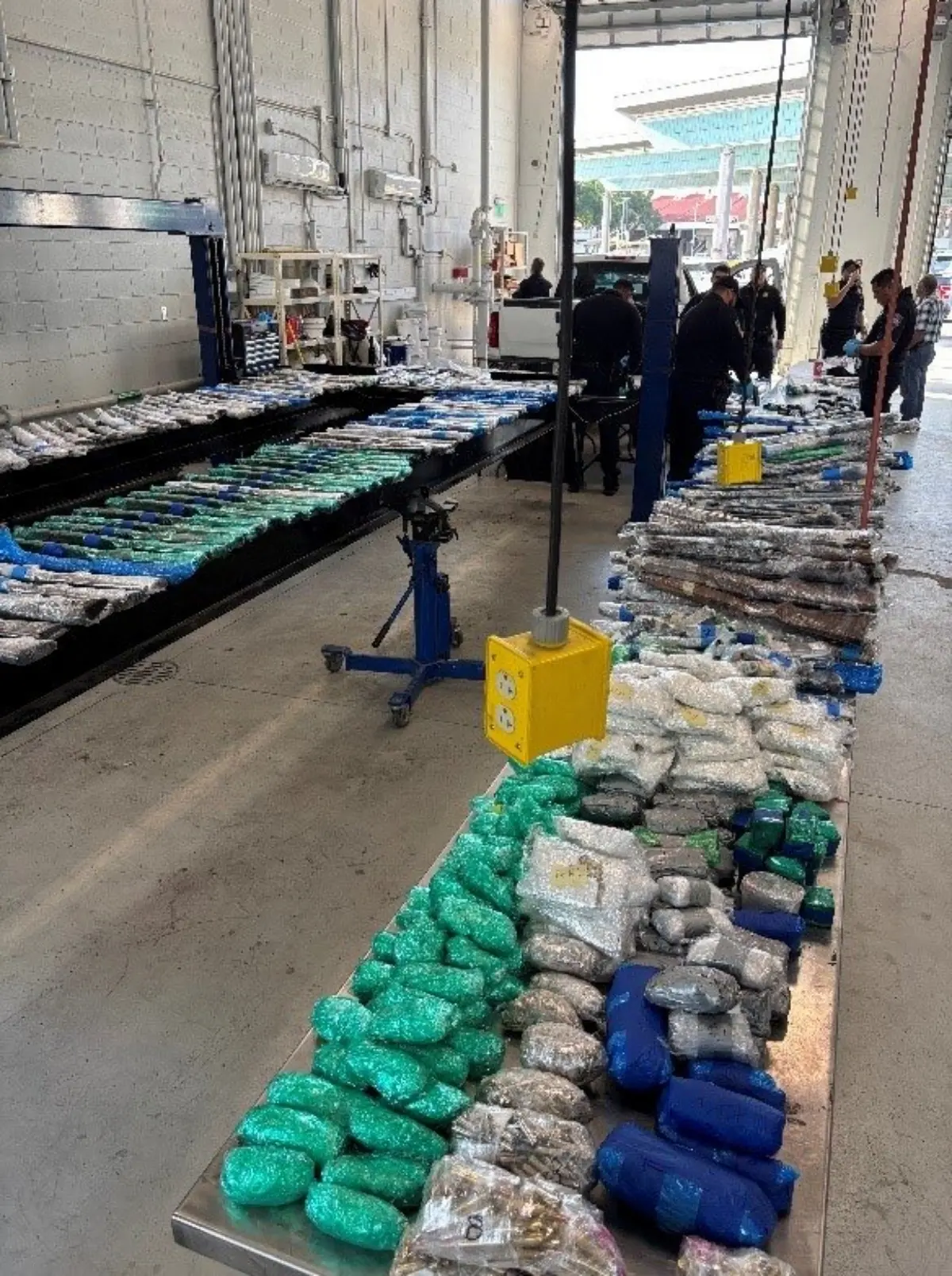 Padre e hijo fueron detenidos al intentar cruzar las armas y municiones a México. Foto: X @Sec_Noem