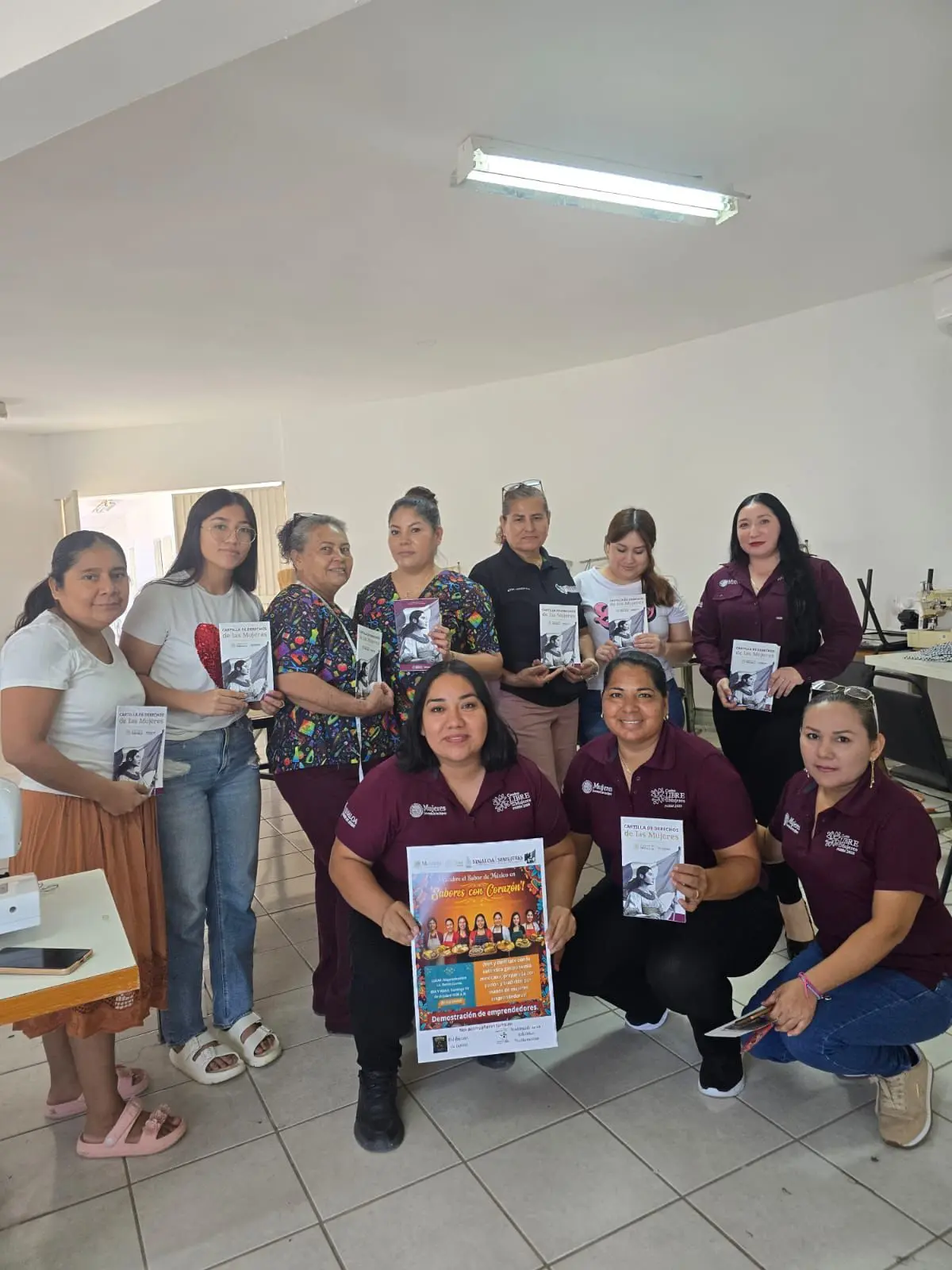 De la mano de profesionales, las mujeres de Villa Juárez participan en talleres de emprendimiento y oficios.