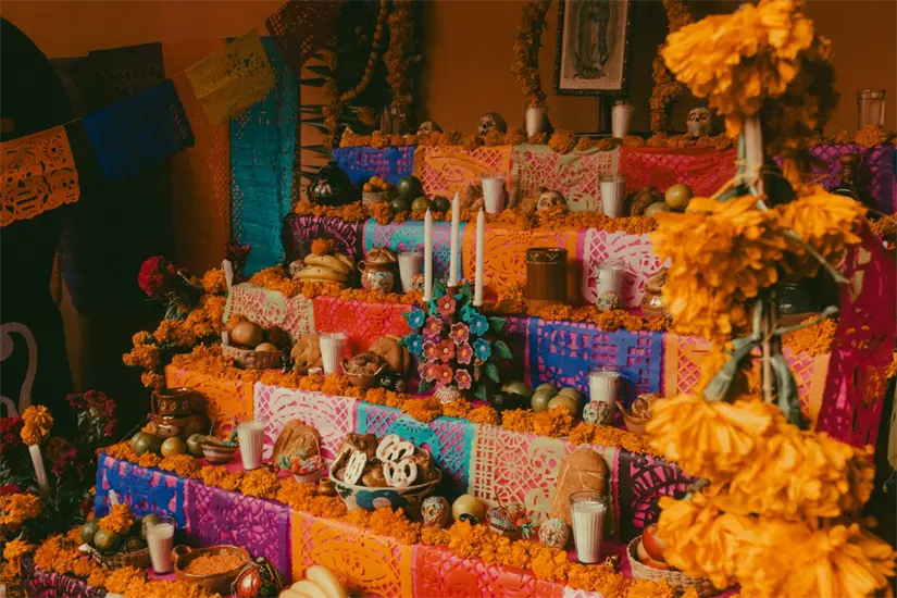 Asegurate de que tu altar cumpla con los elementos necesarios. Foto: Unsplash.