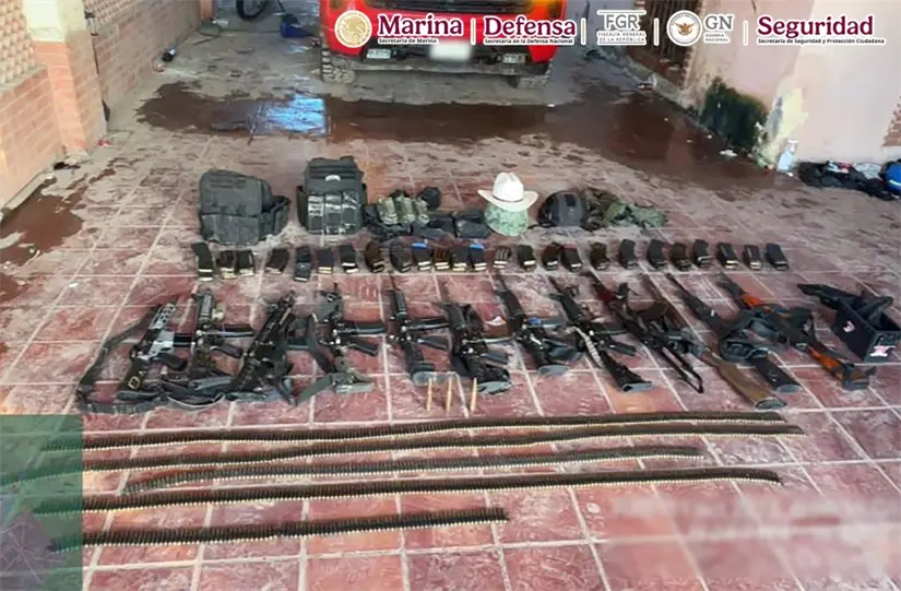 Armas y municiones aseguradas en el operativo en Navolato. Foto: SSPC