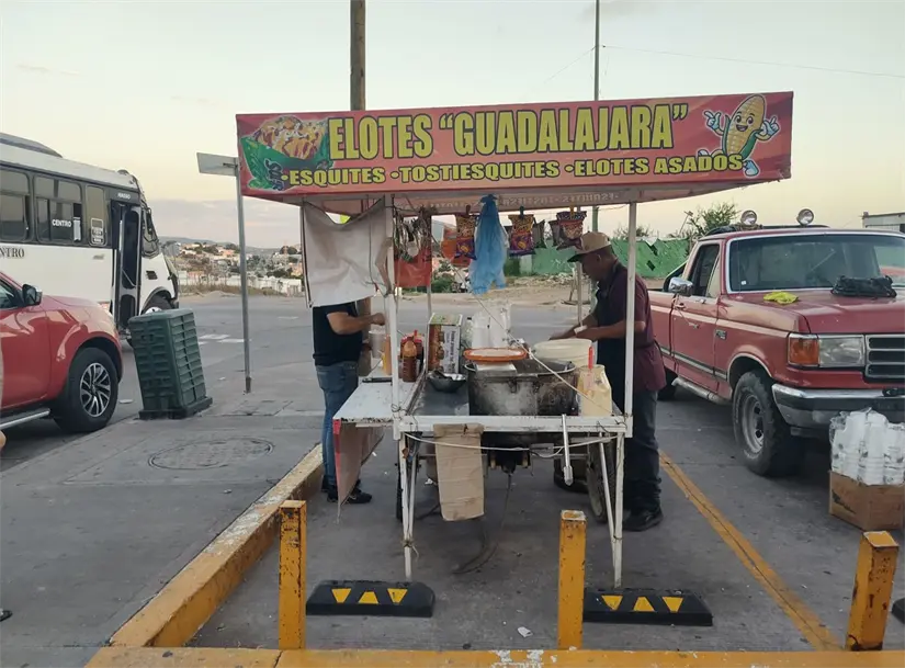 En cada elote o esquite Gamaliel y Mary reflejan dedicación, amor por lo que hacen y en especial el orgullo de ganarse la vida con honestidad y buen corazón. Foto: Juan Madrigal