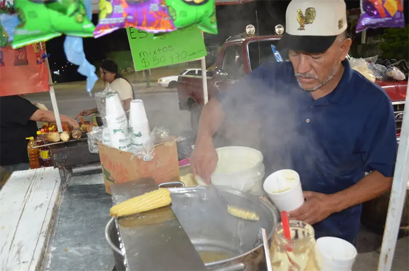 Elotes y esquites irresistibles en Lomas de San Isidro: Gamaliel y Mary hacen la diferencia. Foto: Juan Madrigal