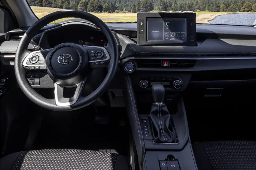 Confort, espacio y tecnología definen el interior de este Yaris. Foto: Cortesía