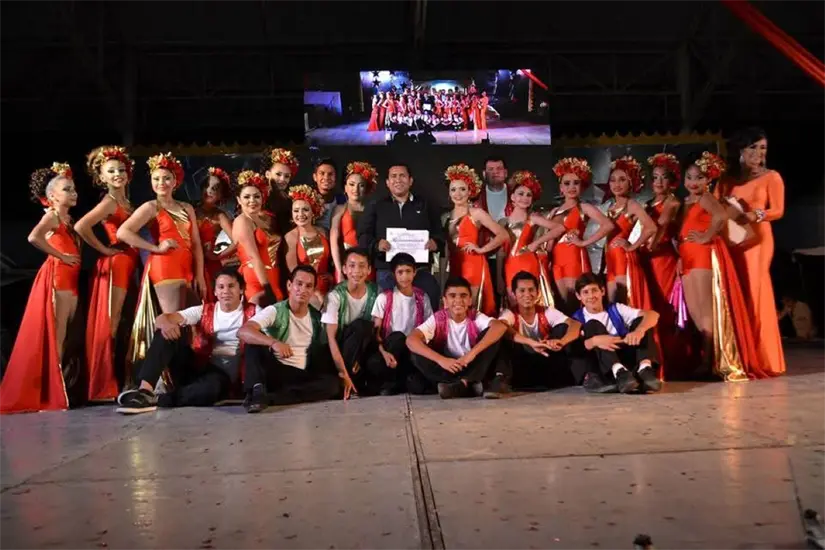 Integrantes del grupo de danza Pueblo Mestizo preparan su participación en el Festival Navideño 2025.