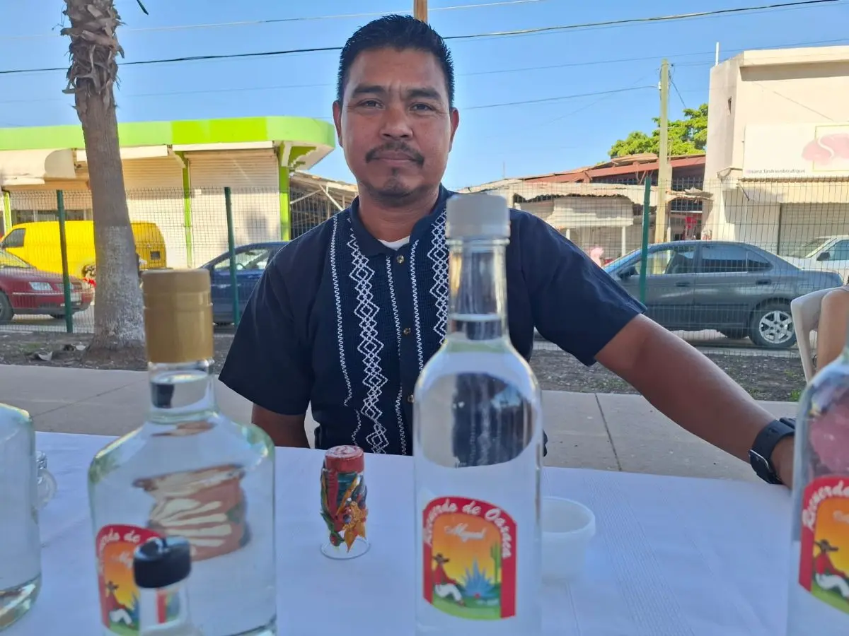 Luis Sánchez Domínguez, hijo de migrantes de Oaxaca cursó su licenciatura en derecho en la UAIM y también desarrolla un emprendimiento