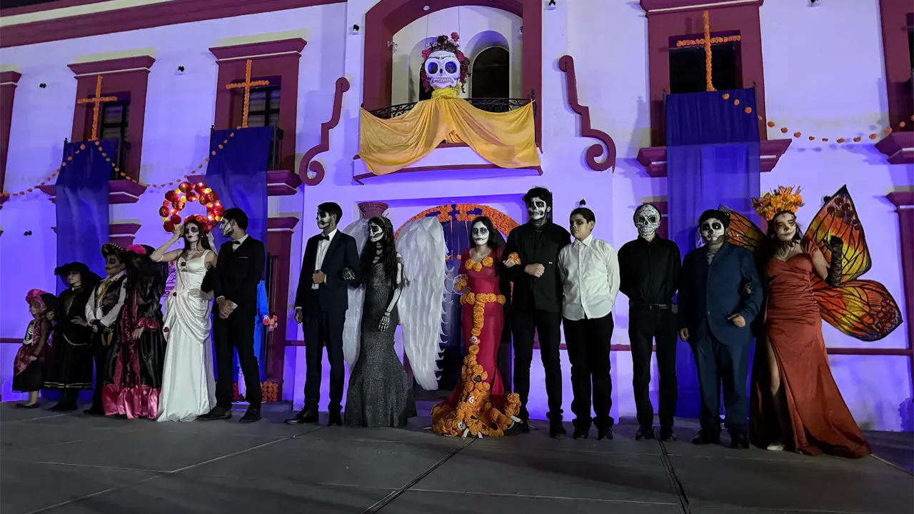 El “Cementerio de Recuerdos” conmueve a San Ignacio en su celebración del Día de Muertos.