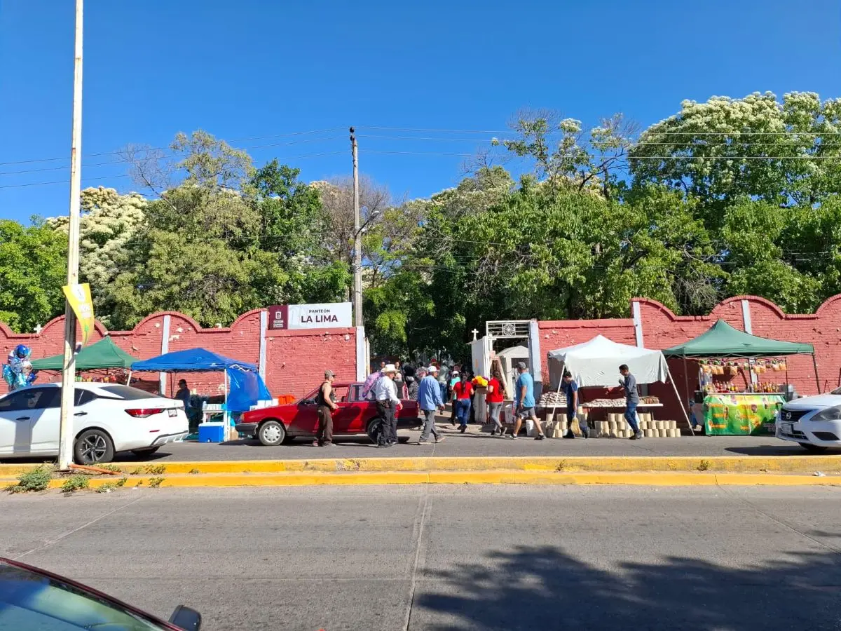 El Panteón La Lima de Culiacán: bajo los árboles de inmortal recibe rezos y risas de los mortales