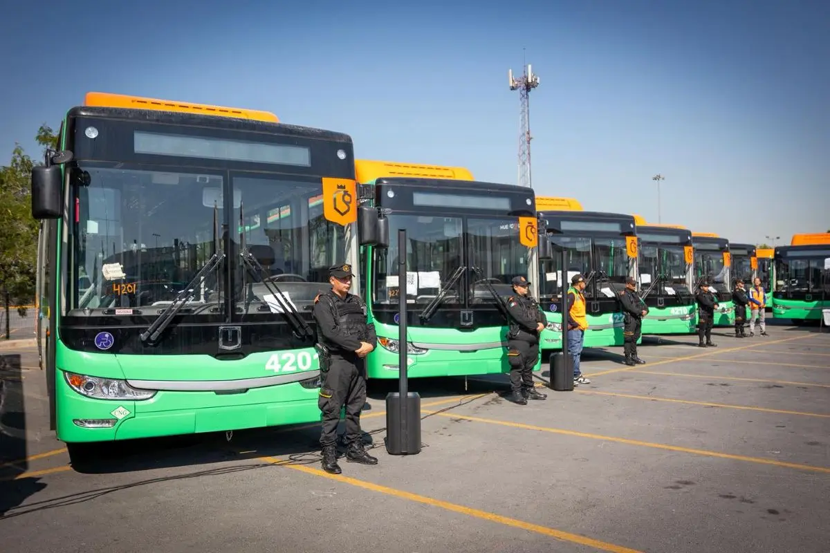 Entrega el gobernador 60 nuevos camiones de transporte público en Nuevo León. Foto: Cortesía