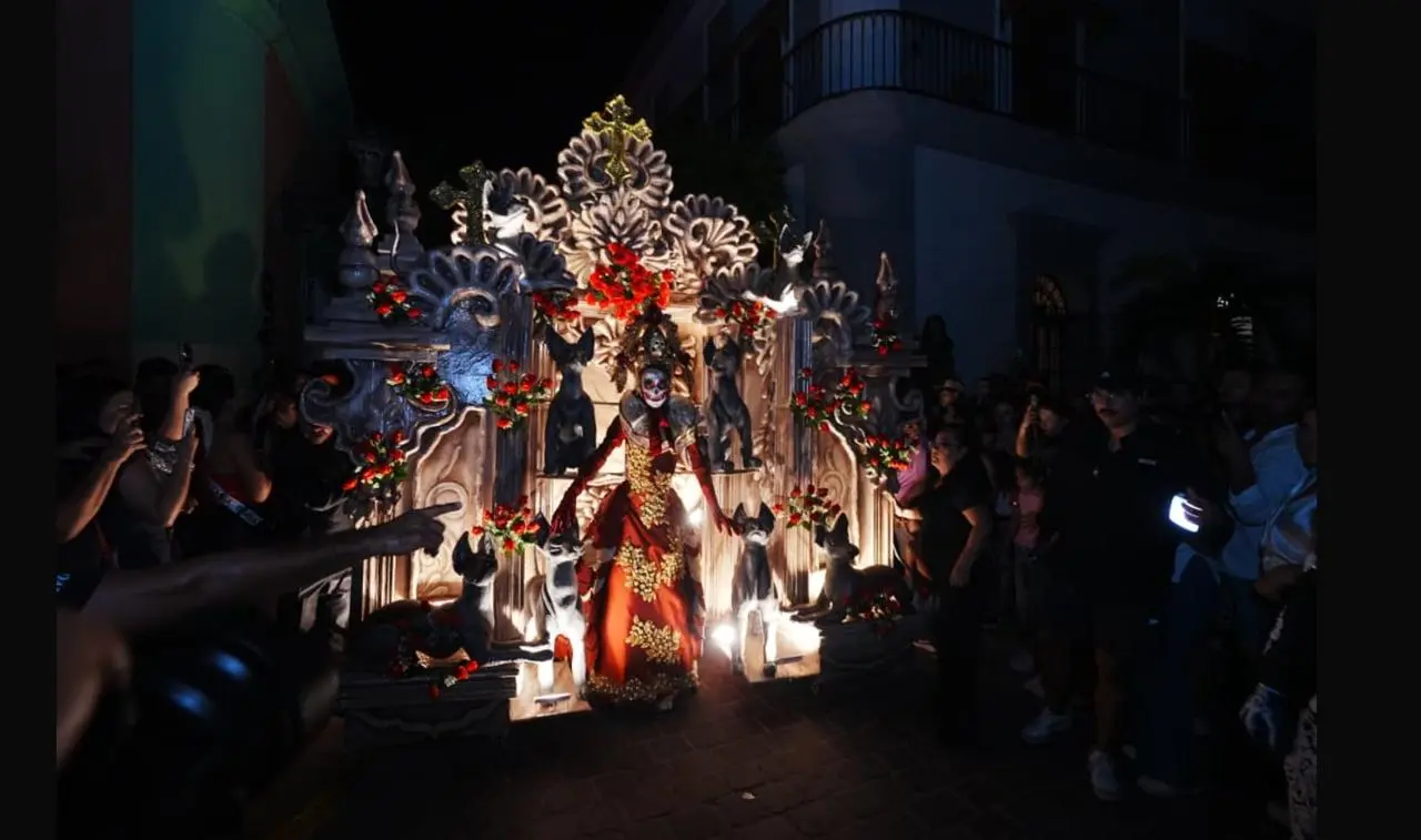 Miles de mazatlecos y turistas disfrutaron de la celebración del Día de Muertos en el Centro Histórico