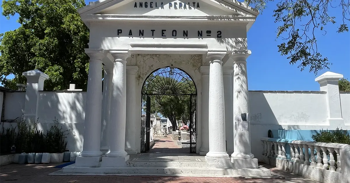 El Panteón Ángela Peralta: Un Legado de Historia y Cultura en Mazatlán
