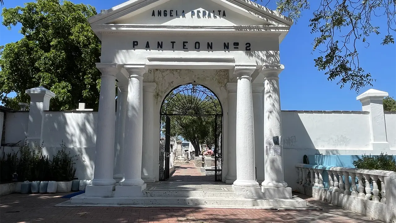 Con 156 años de historia el Panteón Ángela Peralta es el más antiguo de Mazatlán y guarda las tumbas de personajes destacados de la vida del puerto