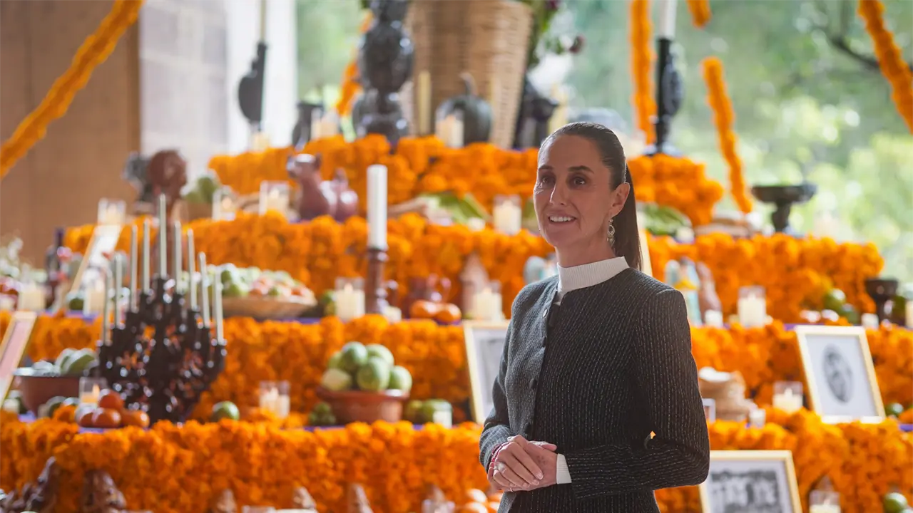 La ofrenda de Día de Muertos se colocó con el apoyo de la Secretaría de Cultura. Foto: Cortesía