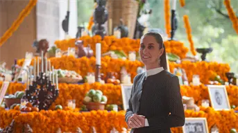 Sheinbaum celebra Día de Muertos con ofrenda en Palacio Nacional; la dedica a mujeres indígenas