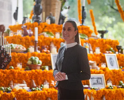 Sheinbaum celebra Día de Muertos con ofrenda en Palacio Nacional; la dedica a mujeres indígenas