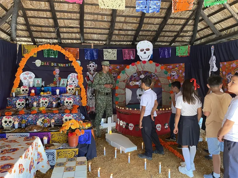 Tradición y patriotismo así conmemoran los militares el Día de Muertos