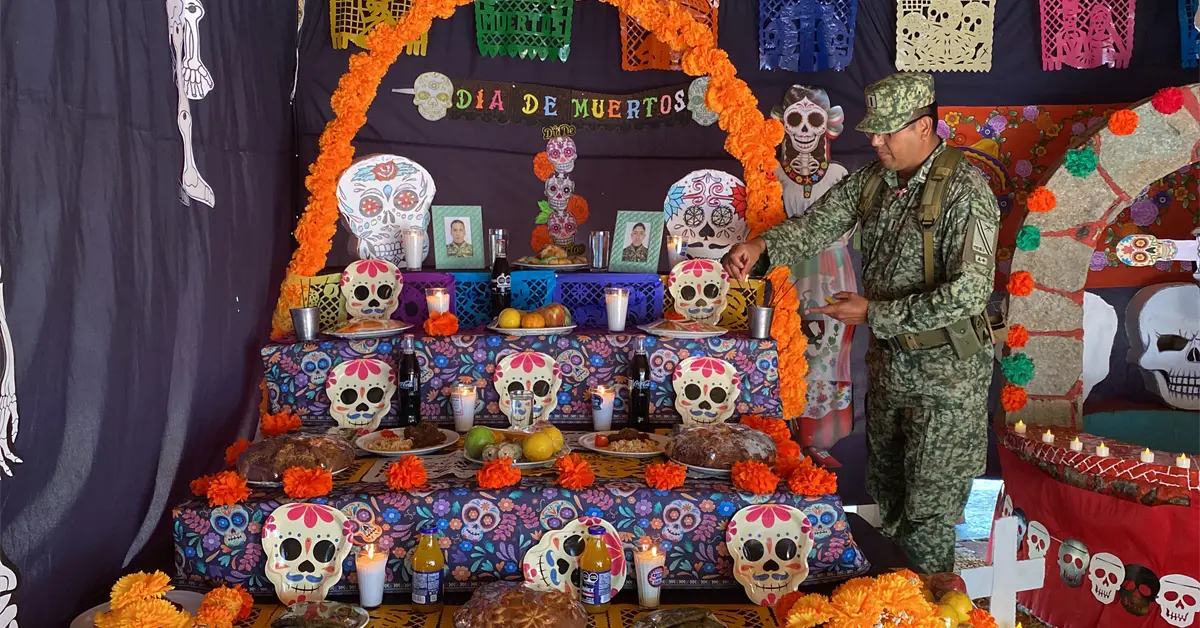 El 110 Batallón de Infantería de San Ignacio conmemora a los héroes caídos en su altar de Día de Muertos